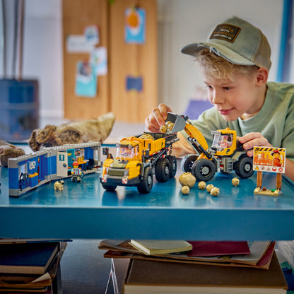 LEGO City Kiepwagen en voorlader Voertuigen - Bouwpakket voor Kinderen met Bouwplaatsvoertuigen, Werkende Functies en 3 Minifiguren - STEM Cadeau voor Jongens en Meisjes Vanaf 8 Jaar - 60494