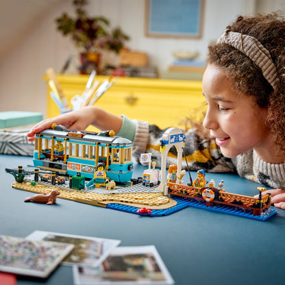 LEGO City Klassieke Strandtram - Bouwpakket voor Kinderen met Spoor, Straatdecor, 5 Minifiguren en 5 Speelgoed Dieren Figuren - Cadeau Voor Jongens en Meisjes Vanaf 7 Jaar - 60506