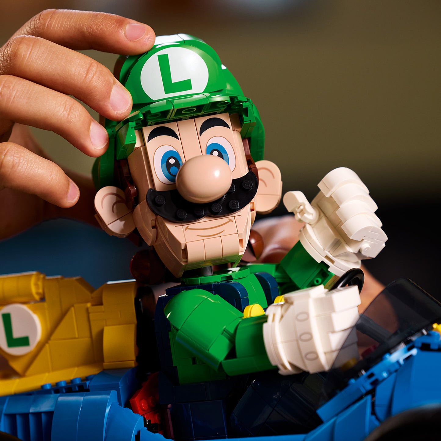 LEGO Mario Kart: Luigi en Mach 8 – Nintendo Personage Displayfiguur en Auto Bouwpakket voor Volwassenen – Verzamelbare Gaming Merchandise – Cadeau-idee voor Fans – 72050