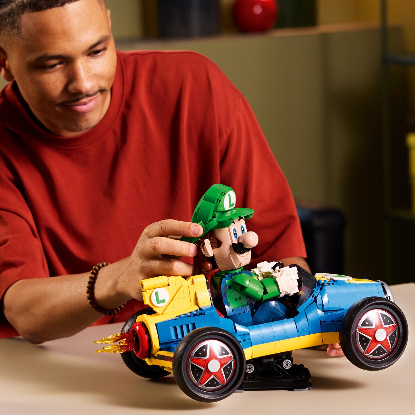 LEGO Mario Kart: Luigi en Mach 8 – Nintendo Personage Displayfiguur en Auto Bouwpakket voor Volwassenen – Verzamelbare Gaming Merchandise – Cadeau-idee voor Fans – 72050