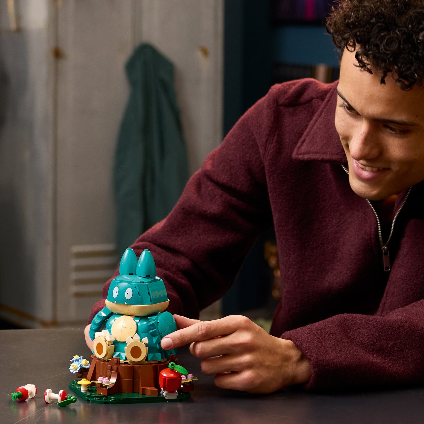 LEGO Pokémon Munchlax - Verzamelbaar Dieren Figuur met Boomstam, Appel en 2 Klokkenhuizen - Woondecoratie en Kantoor Decoratie - Bouwpakket voor Volwassenen - Cadeau voor Mannen en Vrouwen 72150