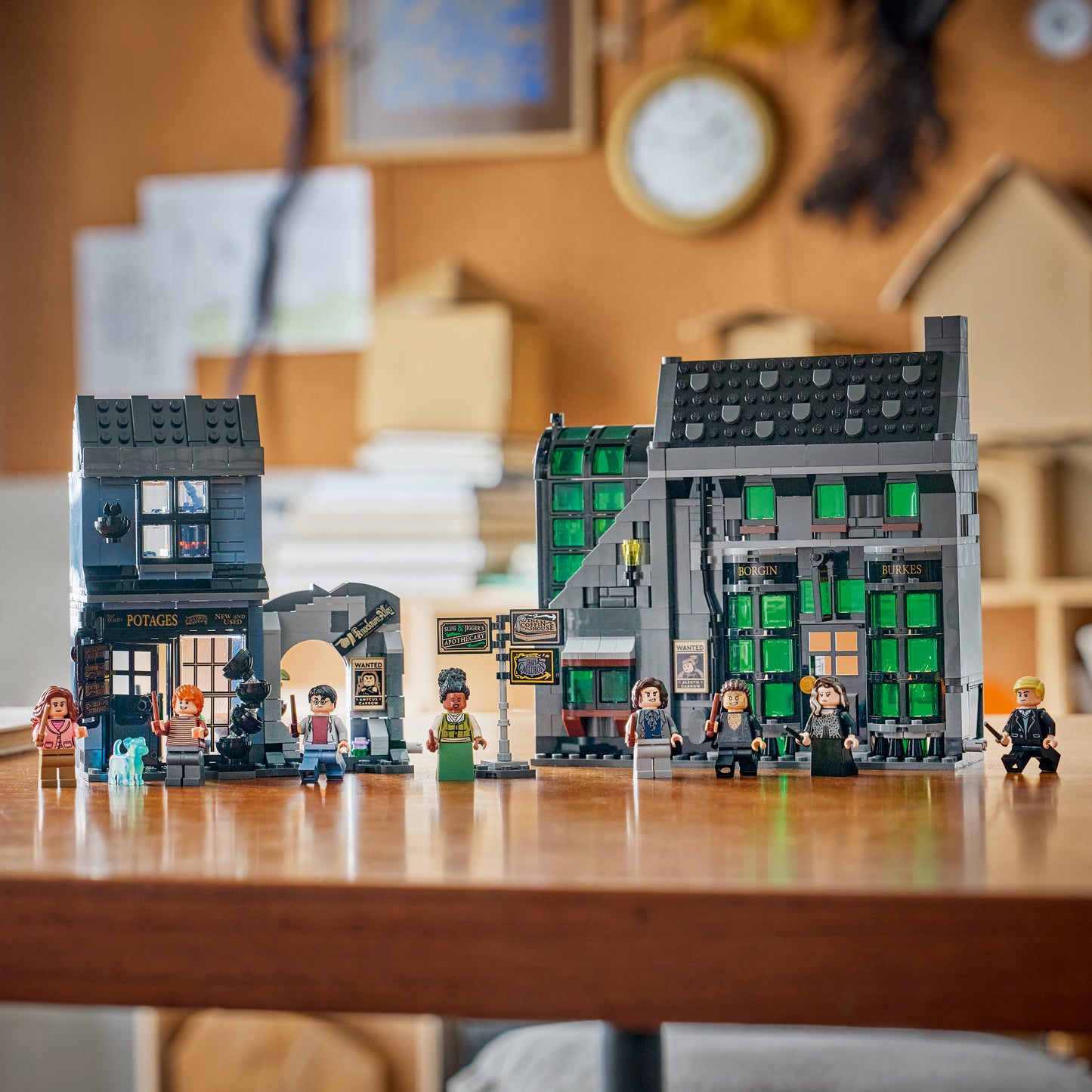 LEGO Harry Potter Verdonkeremaansteeg Tovenaarswinkels Speelgoed - Speelgoedwinkel Bouwpakket met 8 Minifiguren en Patronus - Kinderkamer Decoratie - Cadeau voor Meisjes en Jongens Vanaf 8 Jaar 76471