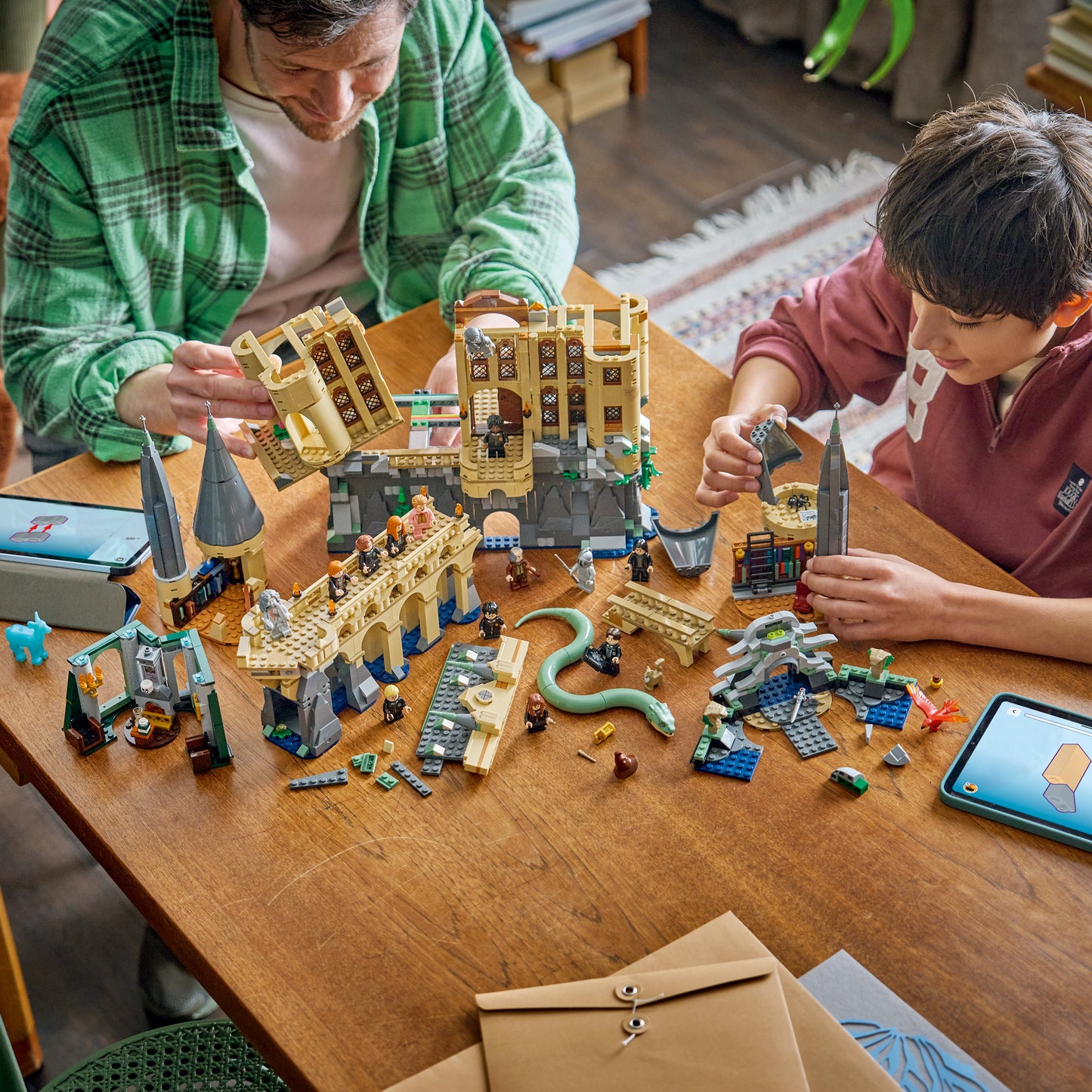 LEGO Harry Potter Kasteel Zweinstein: Oostvleugel - Bouwpakket voor Kinderen met 13 Minifiguren en Verzamelbare Patronus - Kinderkamer Decoratie - Cadeau voor Meisjes en Jongens Vanaf 10 Jaar - 76473