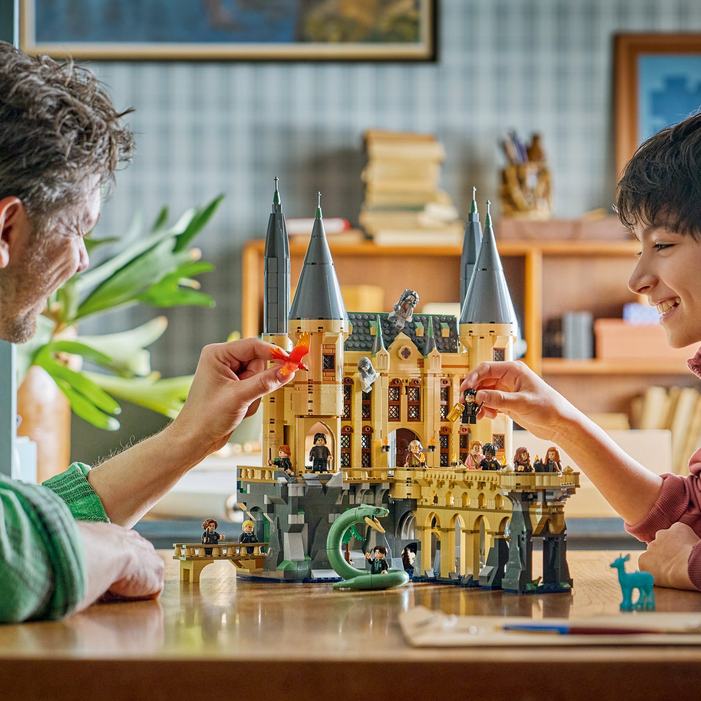 LEGO Harry Potter Kasteel Zweinstein: Oostvleugel - Bouwpakket voor Kinderen met 13 Minifiguren en Verzamelbare Patronus - Kinderkamer Decoratie - Cadeau voor Meisjes en Jongens Vanaf 10 Jaar - 76473